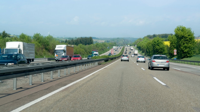 Noch immer darf man auf bundesdeutschen Autobahnen prinzipiell so schnell fahren, wie man möchte. Ist das wirklich noch sinnvoll? Ein persönlicher Beitrag eines unserer Mitglieder bringt dazu eine wichtige Erkenntnis.